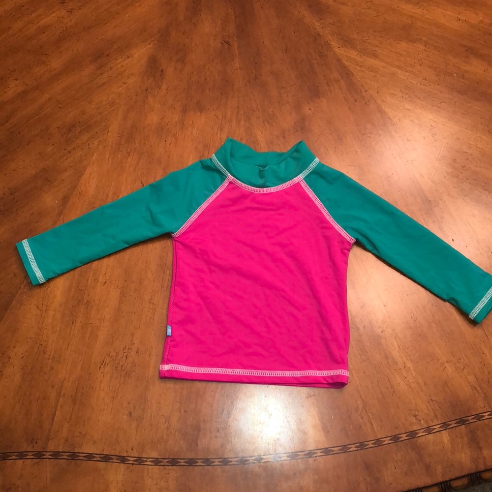 2 Rashguards The Honest Company & Old Navy - Picture 2 of 7